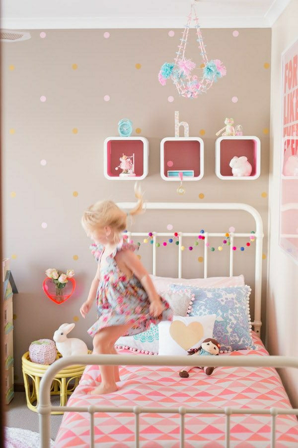 Kinderzimmer-Mädchen-rosa-Kronleuchter-aus-Papier-keramische-Hasen-Puppe