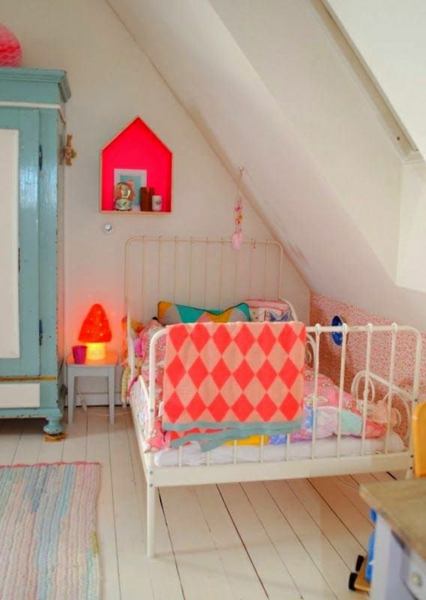 Kinderzimmer-Neonfarben-Dachschräge-Kleiderschrank-Holzboden