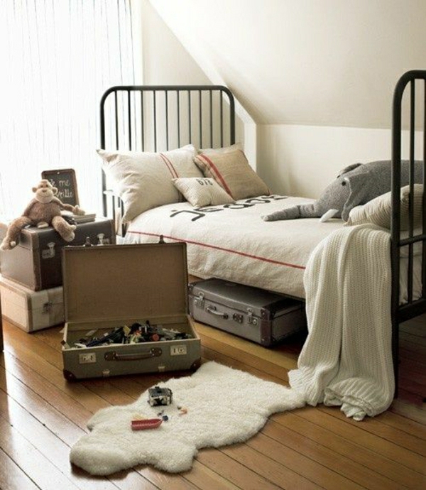 Bett-aus-Schmiedeeisen-Kinderzimmer-Plüschtiere-Koffer-Kissen