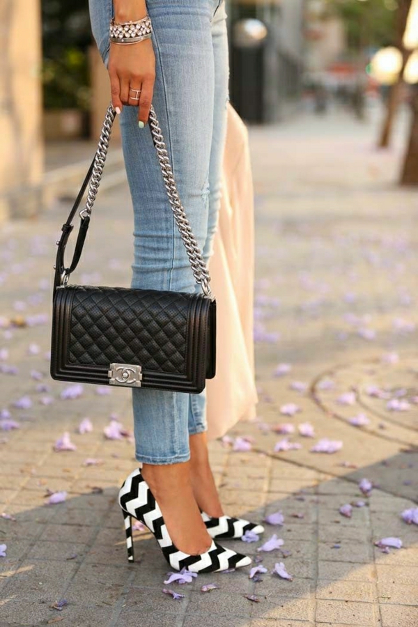 Knöchel-Jeans-schwarzer-Chanel-Zebrastreifen-Schuhe