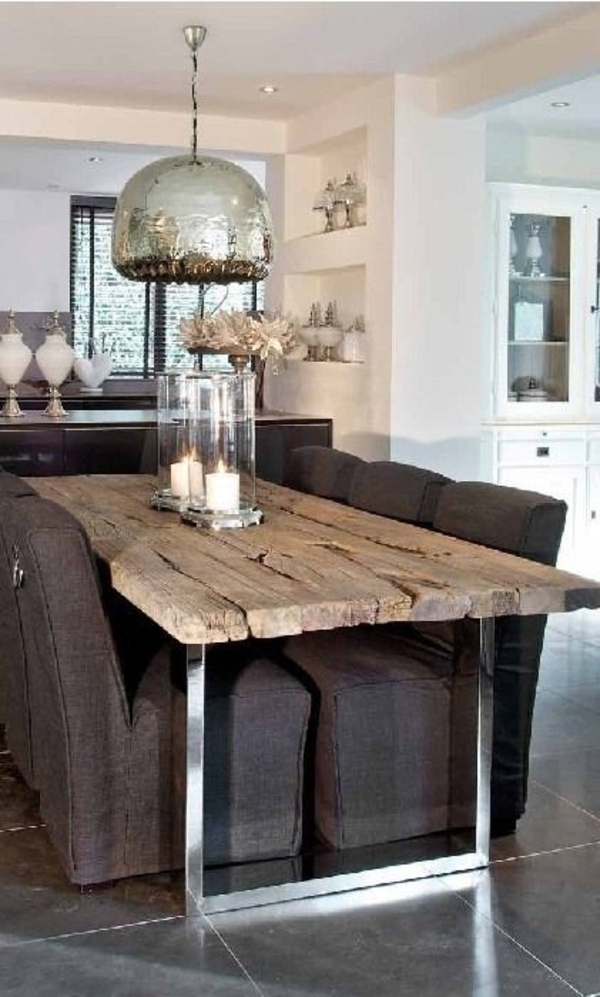 Küche-in-rustikalem-Stil-Sessel-hölzerner-Tisch-Metall-Leuchte-Kerzen