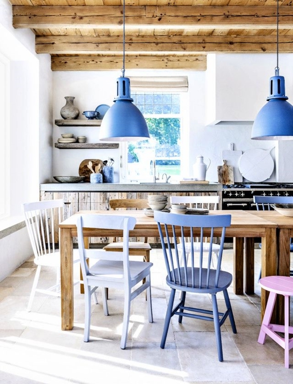 Landhausküche-blaue-akzente-farbige-Stühle-Holztisch