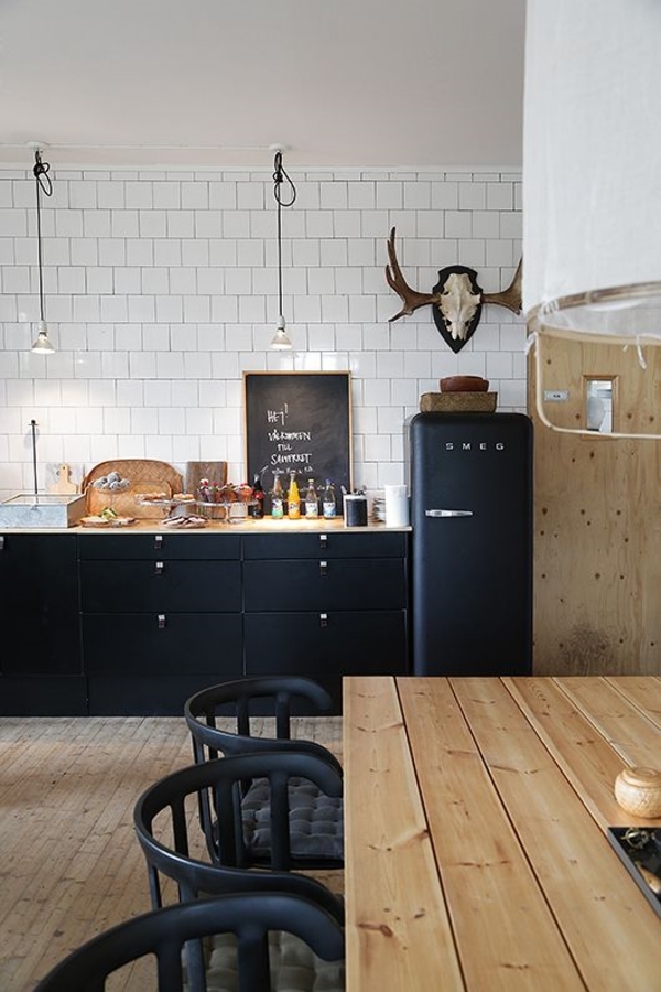 Landhausküchen-Holz-schwarze-Stühle-Kühlschrank-Geweih