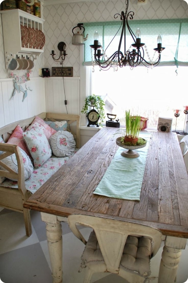 Landhausküchen-Stil-Holztisch-Bank-Kisse-Kronleuchter