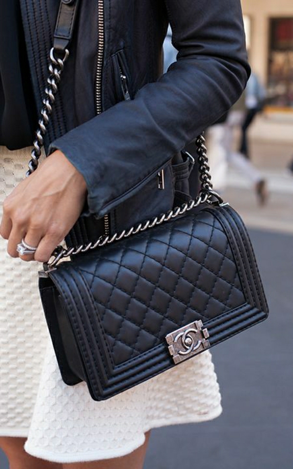 Lederjacke-schwarze-Chanel-Tasche-weißes-Kleid