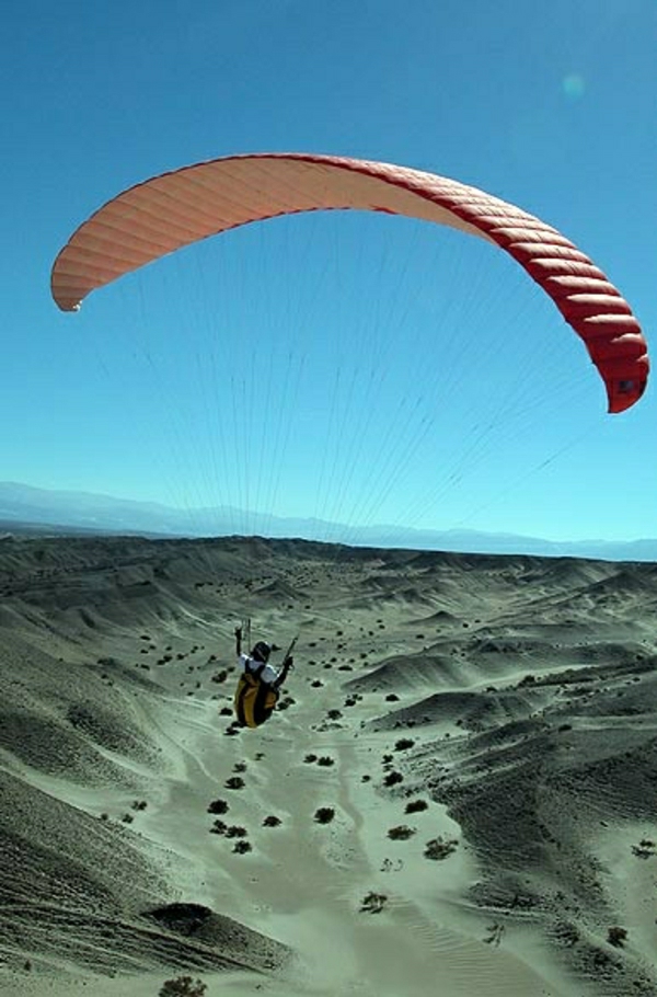 Paragleiten-Extrem-Wüste-Sand-Mann-fliegen-Himmel