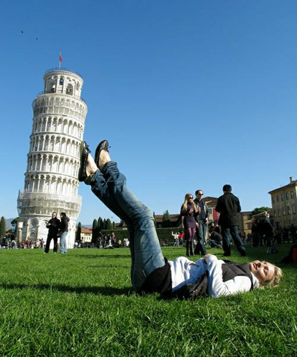Pisa-Turm-Mädchen-Wiese