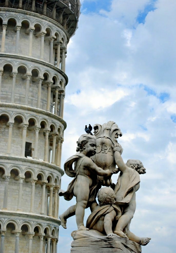 Pisa-Turm-Statue-Himmel-Wolken