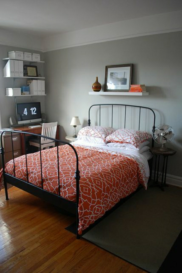 Schlafzimmer-Bücher-Computer-grau-oranges-Bettzeug-Ventilator