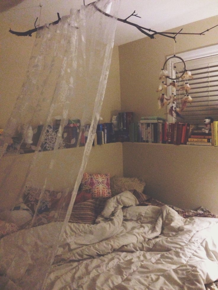 Schlafzimmer-Ideen-in-Boho-Stil-Bücher-Gardinen-Kissen-Traumfänger