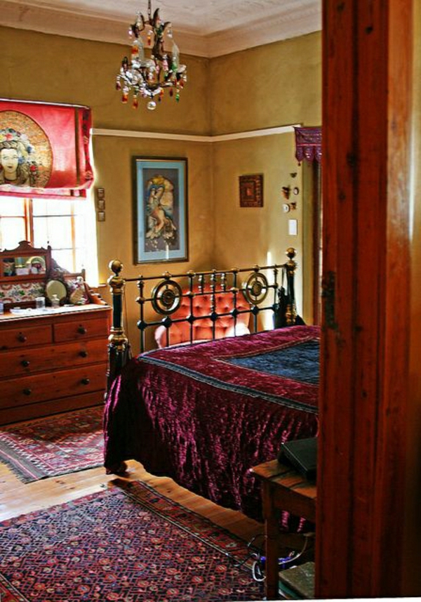 Schlafzimmer-Plüsch-Indien-Stil-Kommode-Sessel-rot-weinrot-Kreunleuchter