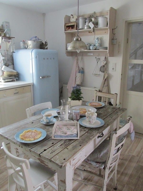 Vintage-Küche-hölzerner-Esstisch-Stühle-blauer-Kühlschrank