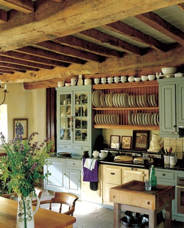 Landhausküchen-Holzdecke-mintgrüner-Küchenschrank-Geschirr-Vintage-Herd-Lavendel-Kochinsel