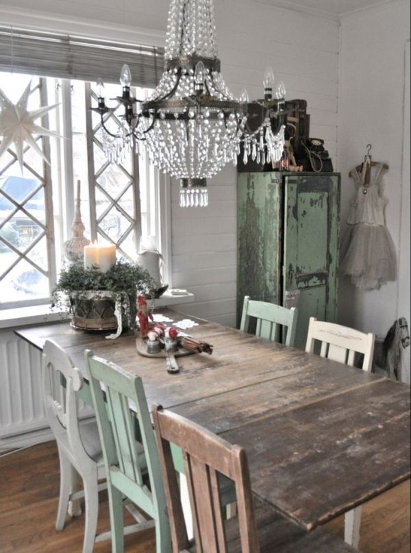 Vintage-Stil-Küche-unterschiedliche-Stühle-hölzerner-Esstisch-mintgrüner-Kleiderschrank-Kleid-Kronleuchter-Kristalle