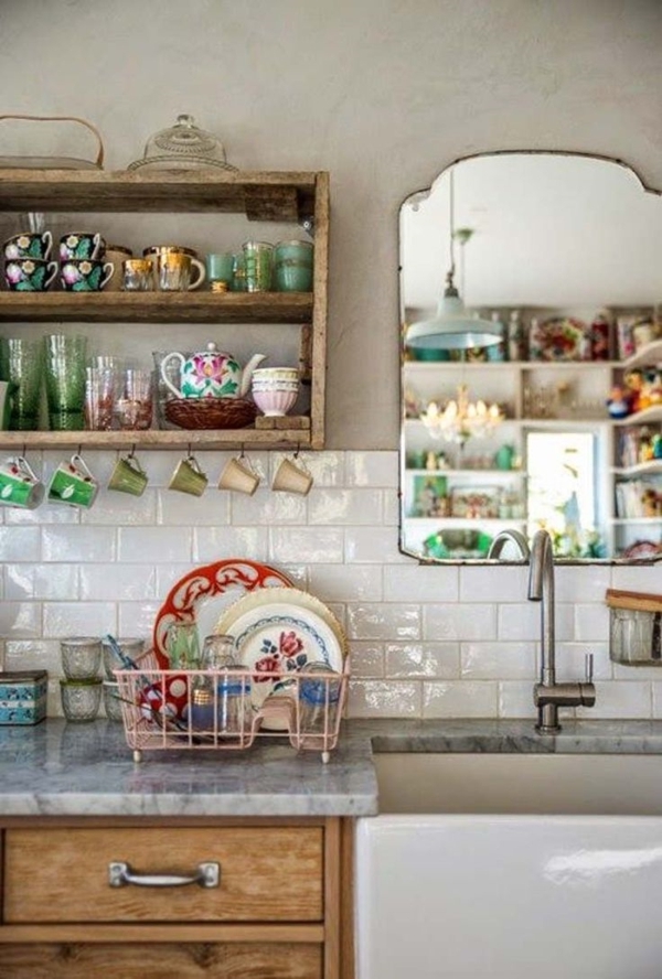 Vintage-rustikal-Landhausküchen-Kaffeetassen-gemaltes-Porzellan-Spiegel-Waschbecken