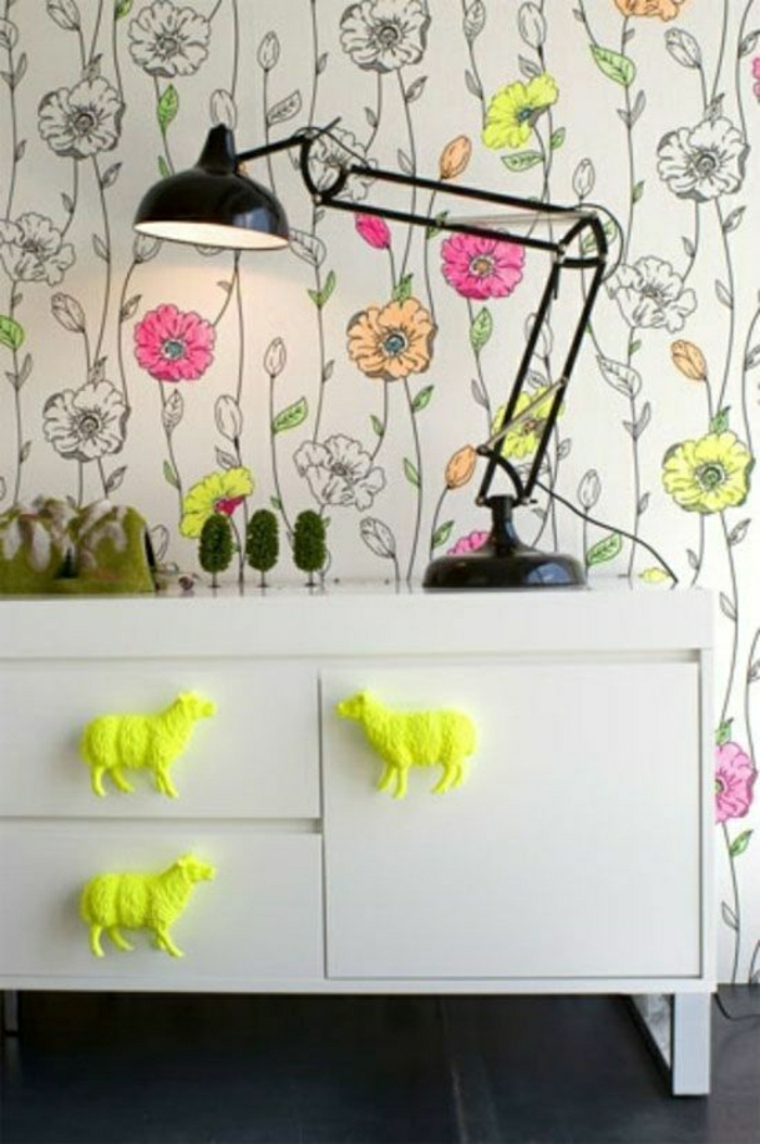 Wand-Tapete-Blumen-Motive-Kommode-Neon-Schafe-Dekoration