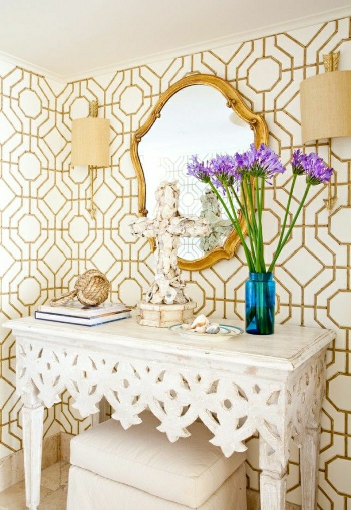 Wandgestaltung-weiß-goldene-Tapete-Ornamente