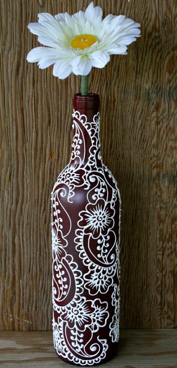 Weinflasche-Vase-Weinrot-weiße-Henna-Dekoration-Gerbera