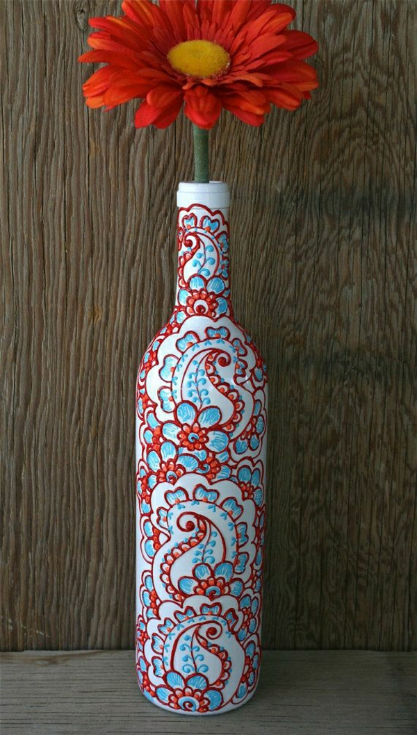weiße-Weinflasche-Vase-Gerbera-Henna-Dekoration-Blau-Rot-Orange