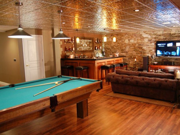 Wohnzimmer-Bar-großer-Spieltisch-grüne-Spielfläche-Ledersofa