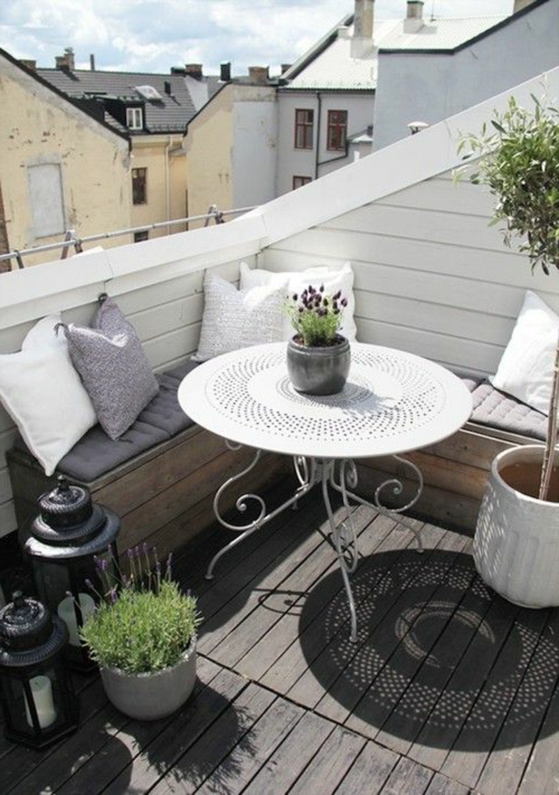 balkon-bepflanzen-schöner-runder-tisch-in-weißer-farbe