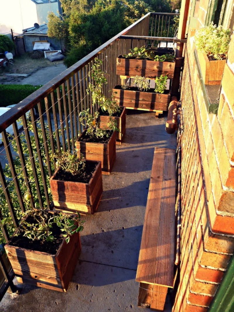 balkon-bepflanzen-viele-töpfe-aus-holz