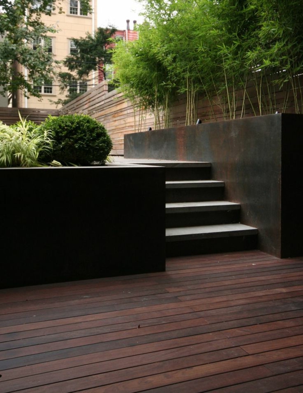 bambus-balkon-elegante-treppen -und grüne pflanzen
