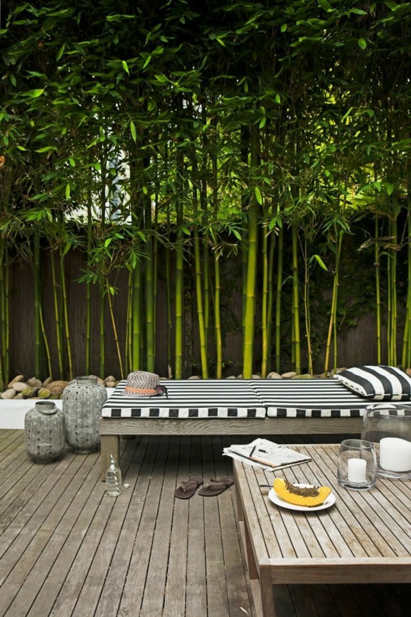 bambus-balkon-grüne-umgebung-schöner-hölzerner-tisch