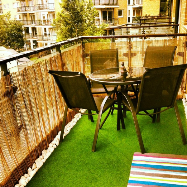 bambus-balkon-grüner-teppich-schöne-möbel