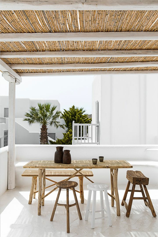 bambus-balkon-mit-modernen-möbeln und einem bambus-dach