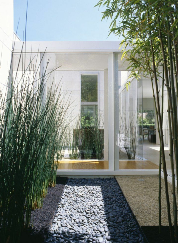 bambus-balkon-tolle-gestaltung-weißes-gebäude