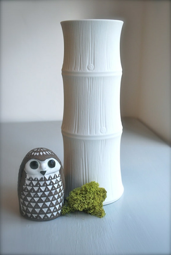 bambus-vase-eine-uhu-skulptur-daneben