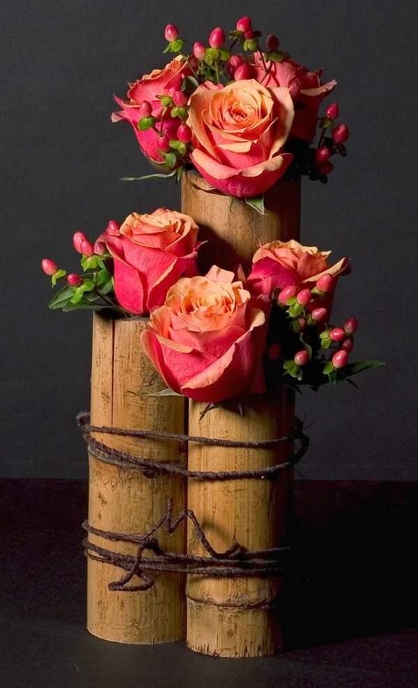 bambus-vase-schöne-rosen-drin-schwarzer-hintergrund