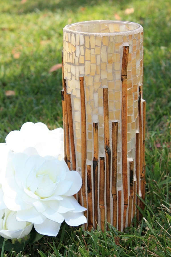 bambus-vase-schönes-modell-auf-dem-gras