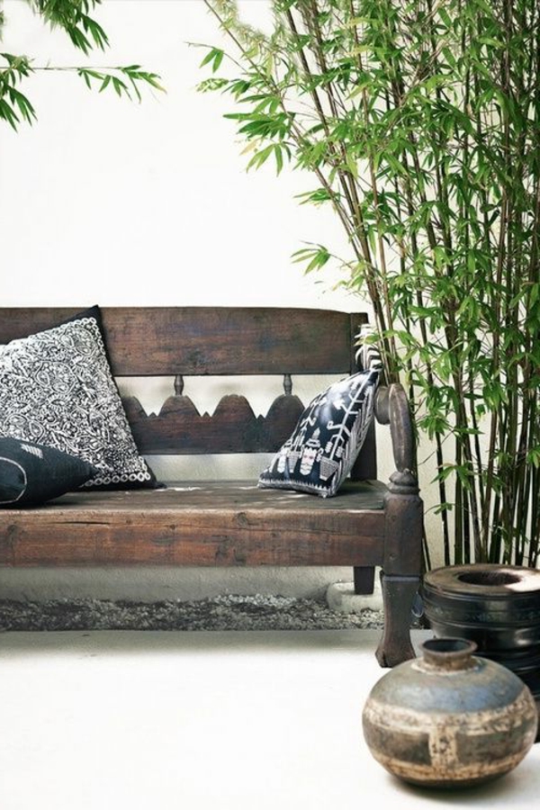 bambus-vase-vor-einem-modernen-sofa