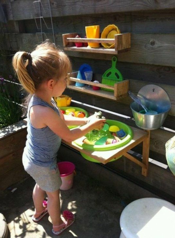 basteln-mit-kindern-im-sommer-kleines-mädchen-spielt-in-einer-küche-für-kinder