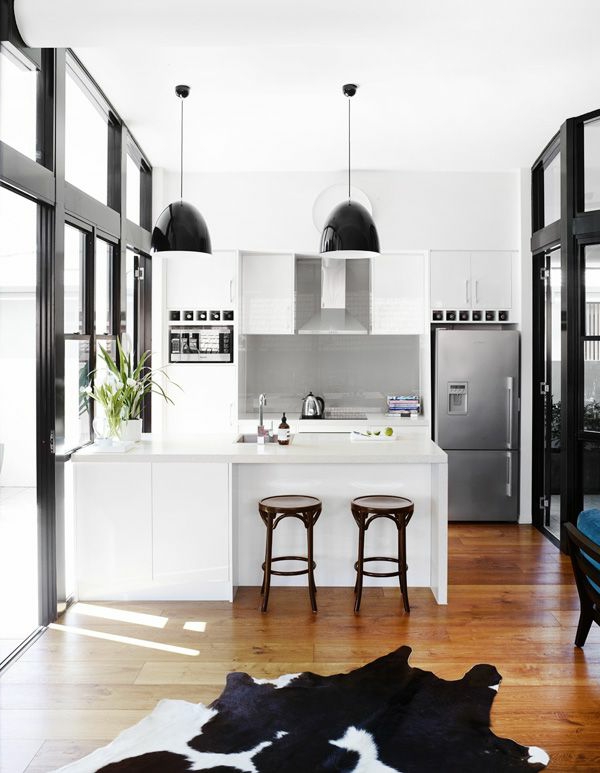 bodentiefe-fenster-luxuriöses-modell-von-küche-mit-einem-teppich-in-weiß-und-schwarz