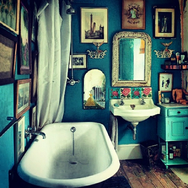 dekoration-in-türkis-farbe-badewanne-im-kleinen-badezimmer - weiße gardinen