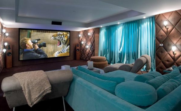 dekoration-in-türkis-farbe-gemütliches-ambiente-im-wohnzimmer - großes sofa