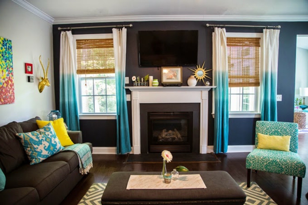 dekoration-in-türkis-farbe-gemütliches-wohnzimmer-gestalten - sofa mit dekokissen