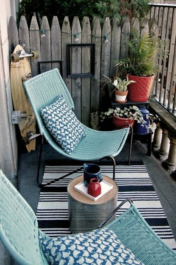 dekoration-in-türkis-farbe-herrliche-kleine-terrasse-mit-einem-coolen-stuhl