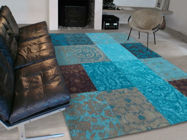 dekoration-in-türkis-farbe-moderner-und-attraktiver-teppich neben einem ledersofa