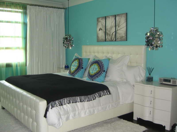 dekoration-in-türkis-farbe-schlafzimmer-mit-einem-weißen-bett