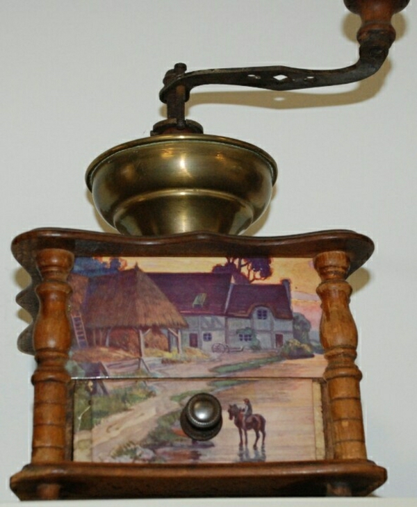 dekorierte-Vintage-Kaffeebohnen-Mühle