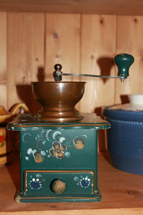 dekorierte-Vintage-Kaffee-Mühle