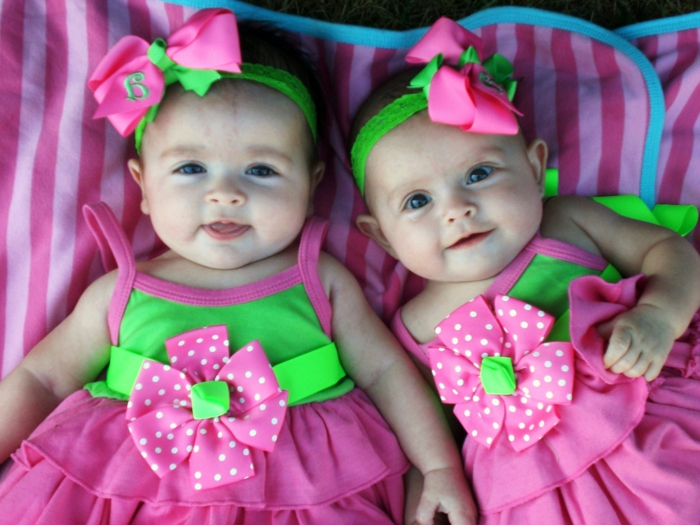 eineiige-zwillinge-tolle-baby-mädchen-rosige-kleider