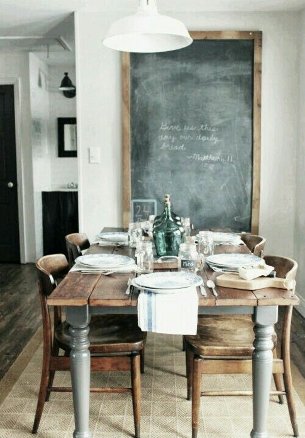 einfache-Landhausküchen-rustikales-Design-hölzerne-Stühle-schwarze-Tafel
