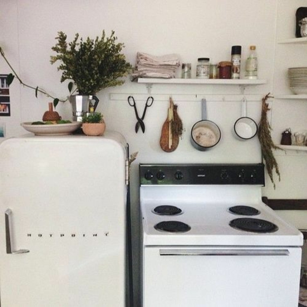 einfache-Landhausküchen-weiß-Herd-Kühlschrank