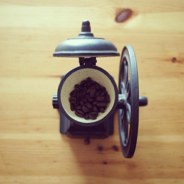 einfache-antike-Kaffee-Mühle