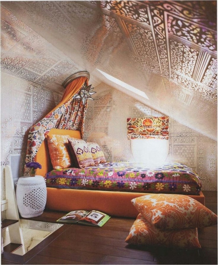 einzigartiges-Boho-Schlafzimmer-dekorierte-Wände-Decke
